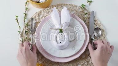 美丽的节日复活节<strong>餐桌</strong>设置与餐巾纸复活节兔子。复活节假期的<strong>餐桌</strong>布置。复活节<strong>餐桌</strong>